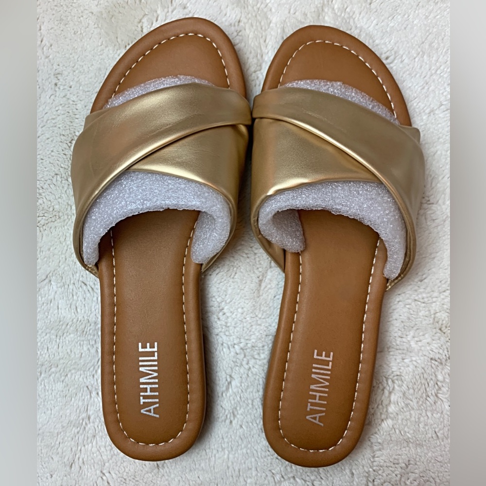 Gold faux leather flat sandals. New - Picture 3 of 6